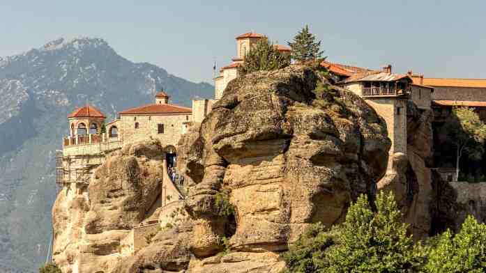 Монастыри, построенные на вершине скал, выглядят так, как будто они висят в воздухе